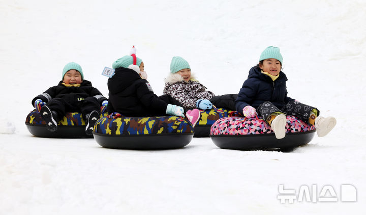 [서울=뉴시스] 김혜진 기자 = 23일 서울 노원구 서울과학기술대학교 종합운동장에 마련된 '2025 노원 씽씽 눈썰매장'에서 인근 어린이집 아이들이 눈썰매를 타며 즐거운 시간을 보내고 있다. 2025.12.23. jini@newsis.com