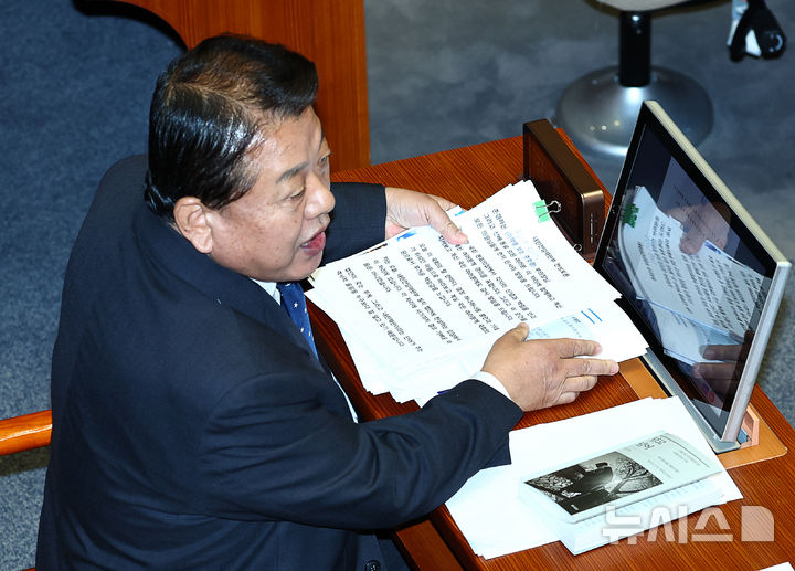 [서울=뉴시스] 김명년 기자 = 김병주 더불어민주당 의원이 23일 오전 서울 여의도 국회에서 열린 제430회국회(임시회) 제2차 본회의에서 '내란전담재판부설치 관련 법안'에 대한 반대 무제한토론(필리버스터)을 진행중인 장동혁 국민의힘 대표와 의원들에게 찬성토론 기회를 주지 않는 것에 대한 항의를 하고 있다. 2025.12.23. kmn@newsis.com