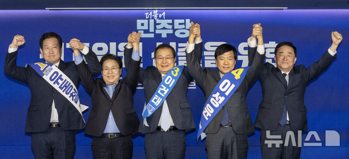 [서울=뉴시스] 국회사진기자단 = 유동철(왼쭉부터), 문정복, 이건태, 이성윤, 강득구 최고위원 후보들이 23일 서울 영등포구 여의도 중앙당사에서 열린 더불어민주당 최고위원 선출을 위한 1차 합동연설회에서 기념촬영을 하고 있다.2025.12.23. photo@newsis.com