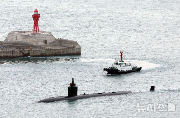 [부산=뉴시스] 하경민 기자 =미국 해군이 9일(현지 시간) 한국의 핵추진 잠수함(핵잠) 도입을 둘러싸고 상징성이 아닌 분명한 이유가 있어야 한다고 밝혔다. 사진은 미국 해군의 로스앤젤레스급(LA급) 공격형 핵추진 잠수함 '그린빌함'(SSN-772·6900t급)이 지난해 12월 23일 오전 부산 남구 해군작전사령부 부산작전기지에 입항하고 있는 모습. 사진은 기사와 직접적인 관련 없음. 2026.09.10. yulnetphoto@newsis.com