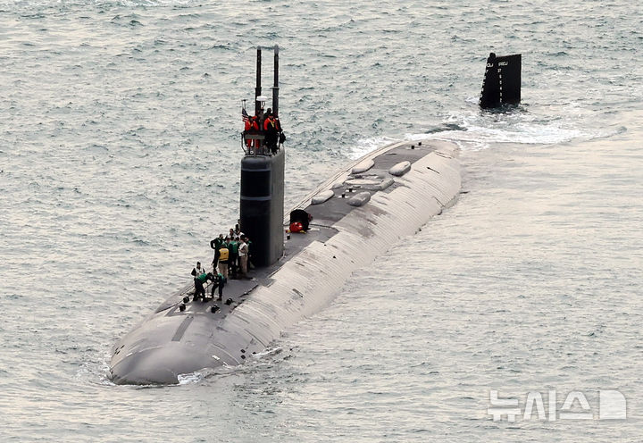  [부산=뉴시스] 하경민 기자 = 미국 해군의 로스앤젤레스급(LA급) 공격형 핵추진 잠수함 '그린빌함'(SSN-772·6900t급)이 23일 오전 부산 남구 해군작전사령부 부산작전기지에 입항하고 있다. 길이 110m, 폭 10m, 승조원 140여 명인 이 잠수함은 토마호크 순항미사일 및 12개의 수직발사시스템(VLS), MK48 어뢰 및 4개의 발사관 등을 갖추고 있다. 2025.12.23. yulnetphoto@newsis.com