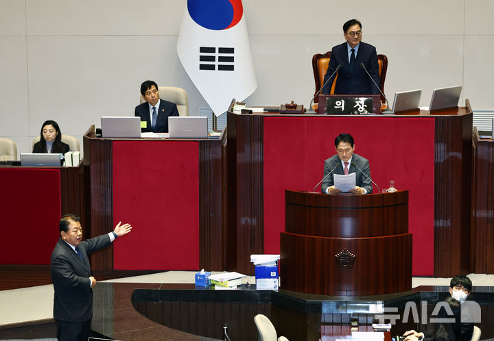 [서울=뉴시스] 김명년 기자 = 김병주 더불어민주당 의원이 23일 오전 서울 여의도 국회에서 열린 제430회국회(임시회) 제2차 본회의에서 '내란전담재판부설치 관련 법안'에 대한 반대 무제한토론(필리버스터)을 진행중인 장동혁 국민의힘 대표에게 찬성토론 기회를 주지 않는 것에 대해 항의하고 있다. 2025.12.23. kmn@newsis.com