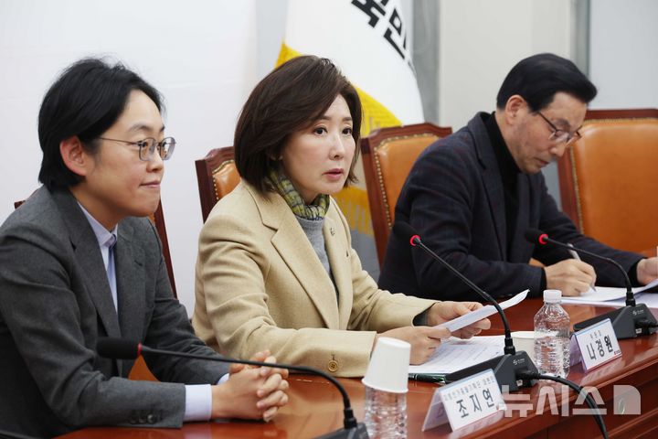 [서울=뉴시스] 조성봉 기자 = 나경원 국민의힘 지방선거총괄기획단 위원장이 23일 오전 서울 여의도 국회에서 열린 지방선거총괄기획단 전체회의를 마치고 결과를 발표하고 있다. 2025.12.23. suncho21 @newsis.com
