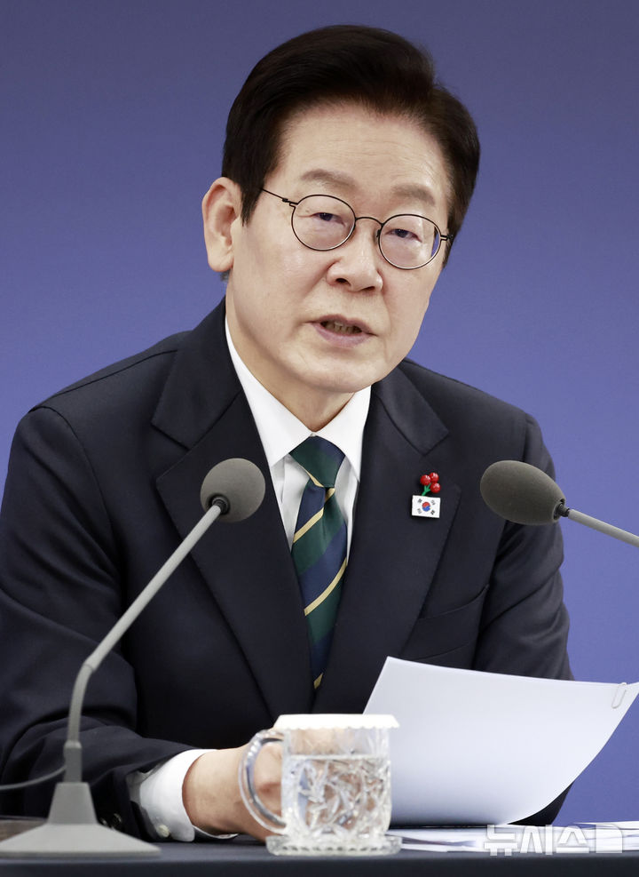 [부산=뉴시스] 최동준 기자 = 이재명 대통령이 23일 부산 동구 해양수산부 청사에서 열린 국무회의에서 발언하고 있다. 2025.12.23. photocdj@newsis.com