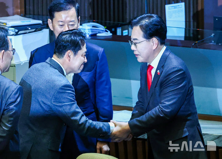 [서울=뉴시스] 김명년 기자 = 장동혁 국민의힘 대표가 23일 오전 서울 여의도 국회에서 열린 제430회국회(임시회) 제2차 본회의에서 '내란전담재판부설치 관련 법안'에 대한 반대 무제한토론(필리버스터)을 마치고 송언석 원내대표와 악수하고 있다. 2025.12.23. kmn@newsis.com