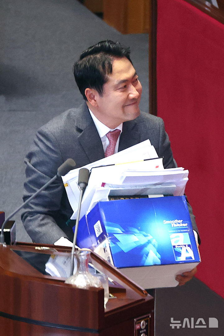 [서울=뉴시스] 김금보 기자 = 장동혁 국민의힘 대표가 23일 서울 여의도 국회에서 열린 제430회국회(임시회) 제2차 본회의에서 '내란전담재판부설치 관련 법안'에 대한 반대 무제한토론(필리버스터)을 마친 뒤 인사하고 있다. 2025.12.23. kgb@newsis.com