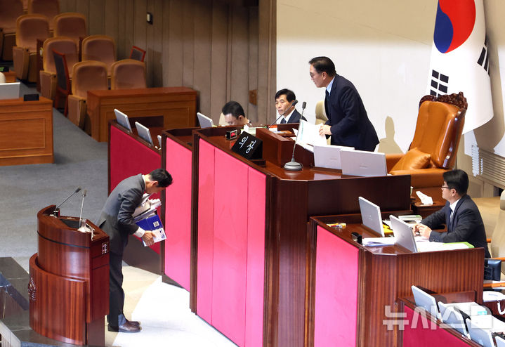 [서울=뉴시스] 김금보 기자 = 장동혁 국민의힘 대표가 23일 서울 여의도 국회에서 열린 제430회국회(임시회) 제2차 본회의에서 '내란전담재판부설치 관련 법안'에 대한 반대 무제한토론(필리버스터)을 마친 뒤 인사하고 있다. 2025.12.23. kgb@newsis.com