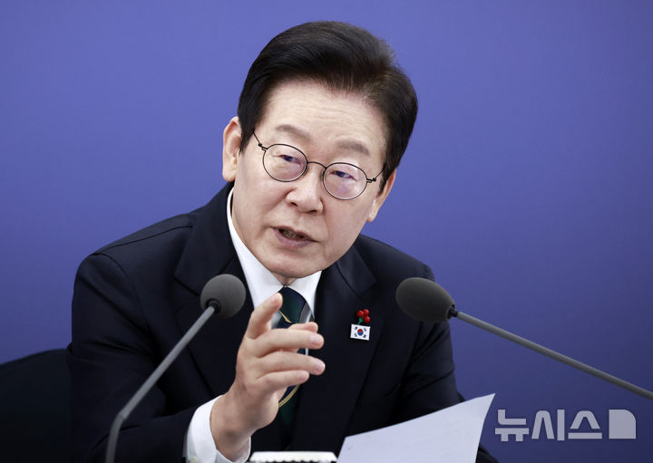 [부산=뉴시스] 최동준 기자 = 이재명 대통령이 23일 부산 동구 해양수산부 청사에서 열린 국무회의에서 발언하고 있다. 2025.12.23. photocdj@newsis.com