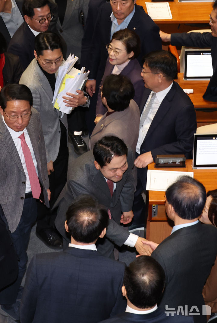 [서울=뉴시스] 김금보 기자 = 장동혁 국민의힘 대표가 23일 서울 여의도 국회에서 열린 제430회국회(임시회) 제2차 본회의에서 '내란전담재판부설치 관련 법안'에 대한 반대 무제한토론(필리버스터)을 마친 뒤 의원들에게 격려를 받고 있다. 2025.12.23. kgb@newsis.com