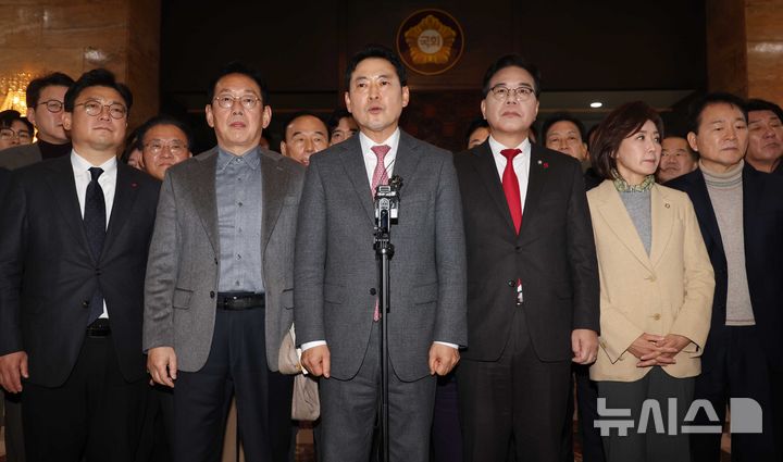 [서울=뉴시스] 조성봉 기자 = 장동혁 국민의힘 대표가 23일 오전 서울 여의도 국회 본회의장에서 내란전담재판부설치 관련 법안에 대한 무제한토론을 마치고 밖으로 나와 소감을 밝히고 있다. 2025.12.23. suncho21@newsis.com