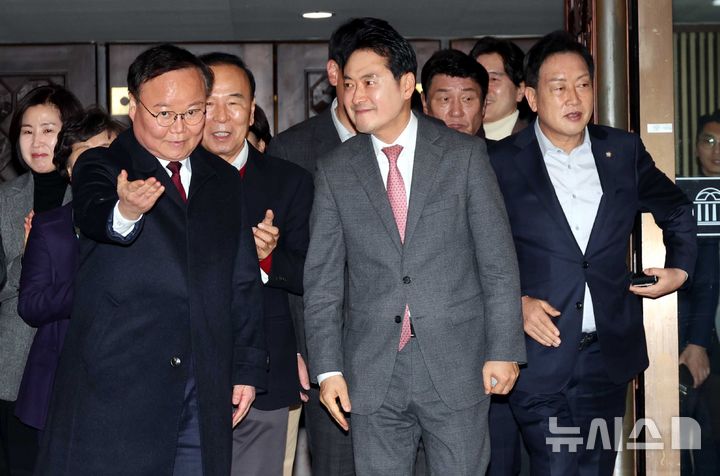 [서울=뉴시스] 조성봉 기자 = 장동혁 국민의힘 대표가 23일 오전 서울 여의도 국회 본회의장에서 내란전담재판부설치 관련 법안에 대한 무제한토론을 마치고 밖으로 나오고 있다. 2025.12.23. suncho21@newsis.com