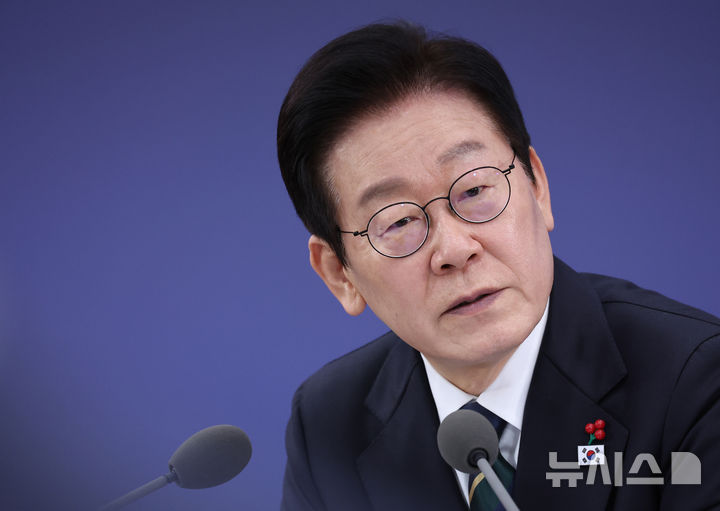 [부산=뉴시스] 최동준 기자 = 이재명 대통령이 23일 부산 동구 해양수산부 청사에서 열린 국무회의에서 발언하고 있다. (대통령실통신사진기자단) 2025.12.23. photocdj@newsis.com