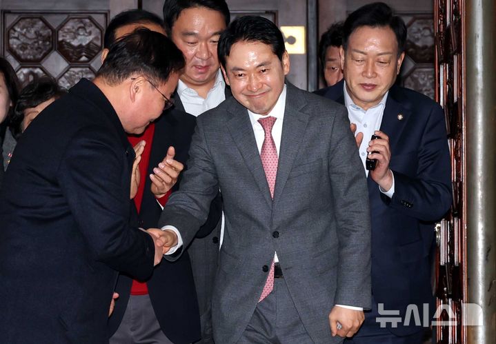 [서울=뉴시스] 조성봉 기자 = 장동혁 국민의힘 대표가 23일 오전 서울 여의도 국회 본회의장에서 내란전담재판부설치 관련 법안에 대한 무제한토론을 마치고 밖으로 나오며 동료 의원들에게 격려를 받고 있다. 2025.12.23. suncho21@newsis.com