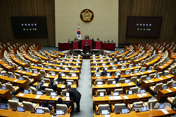 [서울=뉴시스] 김명년 기자 = 23일 서울 여의도 국회에서 열린 제430회국회(임시회) 제2차 본회의에서 최수진 국민의힘 의원이 정보통신망 이용촉진 및 정보보호 등에 관한 법률 일부개정법률안(대안)에 대한 반대 무제한토론(필리버스터)을 하고 있다. 2025.12.23. kmn@newsis.com