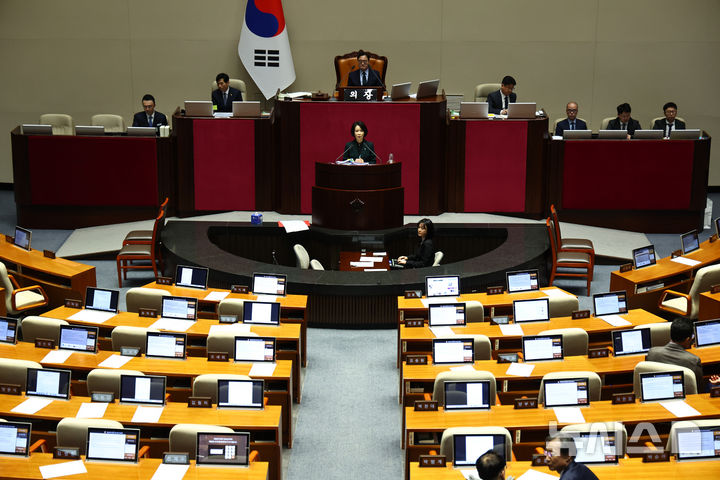 [서울=뉴시스] 김명년 기자 = 23일 서울 여의도 국회에서 열린 제430회국회(임시회) 제2차 본회의에서 최수진 국민의힘 의원이 정보통신망 이용촉진 및 정보보호 등에 관한 법률 일부개정법률안(대안)에 대한 반대 무제한토론(필리버스터)을 하고 있다. 2025.12.23. kmn@newsis.com