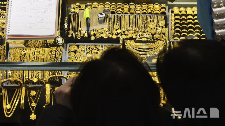 [서울=뉴시스] FT는 31일(현지 시간) 내년 금 가격이 온스당 5000달러를 넘어설 것으로 봤다. 사진은 지난 23일 서울 시내 한 금은방에서 금 제품을 구매하는 시민들의 모습. (사진=뉴시스DB) 2025.12.31. 