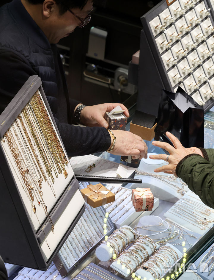 [서울=뉴시스] 김혜진 기자 = 미국과 베네수엘라의 군사적 긴장이 고조되면서 국제 금값과 은값이 최고치를 경신한 23일 서울 시내 한 금은방에서 시민들이 금과 은 제품을 구매하고 있다. 2025.12.23. jini@newsis.com