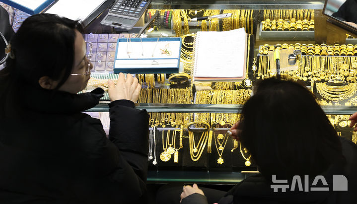 [서울=뉴시스] 김혜진 기자 = 미국과 베네수엘라의 군사적 긴장이 고조되면서 국제 금값과 은값이 최고치를 경신한 23일 서울 시내 한 금은방에서 시민들이 금과 은 제품을 구매하고 있다. 2025.12.23. jini@newsis.com