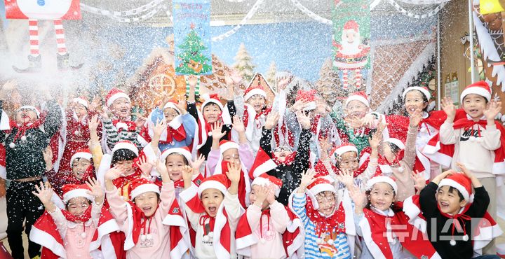  [부산=뉴시스] 하경민 기자 = 크리스마스를 이틀 앞둔 23일 부산 부산진구청 어린이집에서 산타 복장을 한 원생들이 인공 눈을 맞으며 즐거운 시간을 갖고 있다. 2025.12.23. yulnetphoto@newsis.com