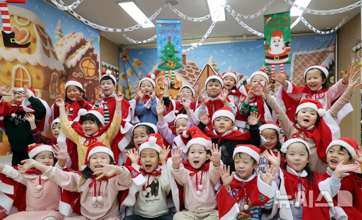  [부산=뉴시스] 하경민 기자 = 크리스마스를 이틀 앞둔 23일 부산 부산진구청 어린이집에서 산타 복장을 한 원생들이 인공 눈을 맞으며 즐거운 시간을 갖고 있다. 2025.12.23. yulnetphoto@newsis.com