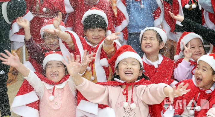  [부산=뉴시스] 하경민 기자 = 크리스마스를 이틀 앞둔 23일 부산 부산진구청 어린이집에서 산타 복장을 한 원생들이 인공 눈을 맞으며 즐거운 시간을 갖고 있다. 2025.12.23. yulnetphoto@newsis.com