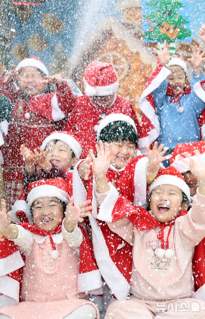  [부산=뉴시스] 하경민 기자 = 크리스마스를 이틀 앞둔 23일 부산 부산진구청 어린이집에서 산타 복장을 한 원생들이 인공 눈을 맞으며 즐거운 시간을 갖고 있다. 2025.12.23. yulnetphoto@newsis.com