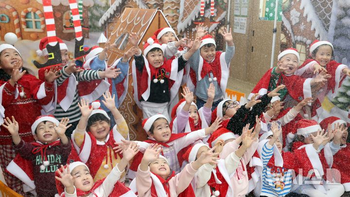  [부산=뉴시스] 하경민 기자 = 크리스마스를 이틀 앞둔 23일 부산 부산진구청 어린이집에서 산타 복장을 한 원생들이 인공 눈을 맞으며 즐거운 시간을 갖고 있다. 2025.12.23. yulnetphoto@newsis.com