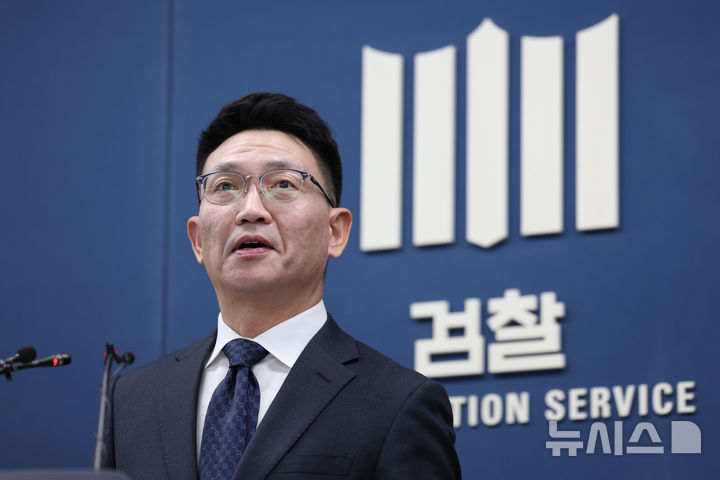 [서울=뉴시스] 김진아 기자 = 김윤용 서울중앙지방검찰청 정보기술범죄수사부 부장검사가 23일 서울 서초구 서울고등검찰청 기자실에서 세계 1위 K반도체 국가핵심기술 국외 유출사건 수사결과 발표를 하고 있다.&nbsp; 서울중앙지검 정보기술범죄수사부는 삼성전자가 세계 최초로 개발한 10나노대 D램 국가핵심기술을 유출(산업기술보호법 위반) 혐의를 받는 CXMT 직원 5명을 불구속 기소했다. 2025.12.23. bluesoda@newsis.com