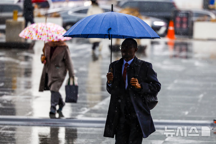 "출근길 우산 챙기세요"…중부지방 중심 비·눈[오늘날씨]