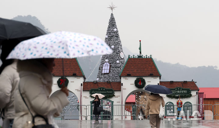 [서울=뉴시스] 추상철 기자 = 크리스마스를 앞두고 비가 내린 23일 오후 서울 종로구 광화문광장에서 시민들이 발걸음을 재촉하고 있다. 2025.12.23. scchoo@newsis.com