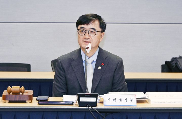 [서울=뉴시스] 임기근 기획재정부 차관이 23일 오후 서울 종로구 교보빌딩에서 공공기관운영위원회를 주재하고 있다. (사진=기획재정부 제공) 2025.12.23. photo@newsis.com *재판매 및 DB 금지