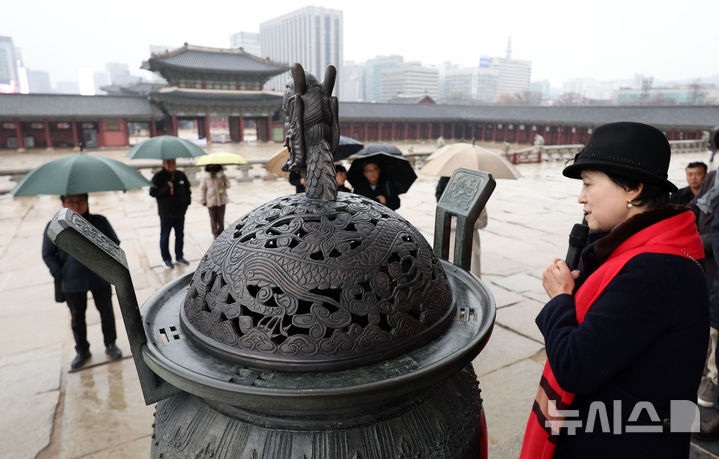 [서울=뉴시스] 김선웅 기자 = 23일 서울 종로구 경복궁 근정전에서 열린 향로 복원 기념행사에서 과거 유실된 향로 뚜껑 재현품이 얹혀진 향로가 공개되고 있다. 국가유산청 경복궁관리소는 유실된 경복궁 근정전 향로 뚜껑의 재현품을 제작, 24일부터 온전한 향로 2점을 근정전 양옆에서 상시 공개한다고 밝혔다. 2025.12.23. mangusta@newsis.com