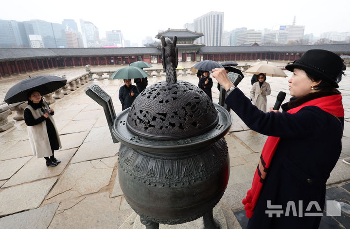 [서울=뉴시스] 김선웅 기자 = 23일 서울 종로구 경복궁 근정전에서 열린 향로 복원 기념행사에서 과거 유실된 향로 뚜껑 재현품이 얹혀진 향로가 공개되고 있다. 국가유산청 경복궁관리소는 유실된 경복궁 근정전 향로 뚜껑의 재현품을 제작, 24일부터 온전한 향로 2점을 근정전 양옆에서 상시 공개한다고 밝혔다. 2025.12.23. mangusta@newsis.com