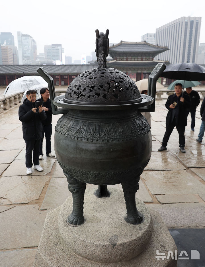 [서울=뉴시스] 김선웅 기자 = 23일 서울 종로구 경복궁 근정전에서 열린 향로 복원 기념행사에서 과거 유실된 향로 뚜껑 재현품이 얹혀진 향로가 공개되고 있다. 국가유산청 경복궁관리소는 유실된 경복궁 근정전 향로 뚜껑의 재현품을 제작, 24일부터 온전한 향로 2점을 근정전 양옆에서 상시 공개한다고 밝혔다. 2025.12.23. mangusta@newsis.com