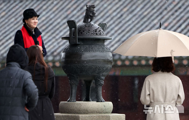 [서울=뉴시스] 김선웅 기자 = 23일 서울 종로구 경복궁 근정전에서 열린 향로 복원 기념행사에서 과거 유실된 향로 뚜껑 재현품이 얹혀진 향로가 공개되고 있다. 국가유산청 경복궁관리소는 유실된 경복궁 근정전 향로 뚜껑의 재현품을 제작, 24일부터 온전한 향로 2점을 근정전 양옆에서 상시 공개한다고 밝혔다. 2025.12.23. mangusta@newsis.com