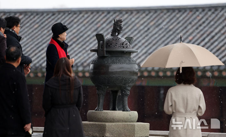 [서울=뉴시스] 김선웅 기자 = 23일 서울 종로구 경복궁 근정전에서 열린 향로 복원 기념행사에서 과거 유실된 향로 뚜껑 재현품이 얹혀진 향로가 공개되고 있다. 국가유산청 경복궁관리소는 유실된 경복궁 근정전 향로 뚜껑의 재현품을 제작, 24일부터 온전한 향로 2점을 근정전 양옆에서 상시 공개한다고 밝혔다. 2025.12.23. mangusta@newsis.com