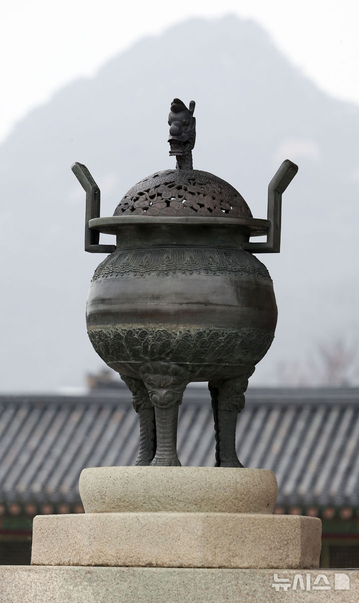 [서울=뉴시스] 김선웅 기자 = 23일 서울 종로구 경복궁 근정전에서 열린 향로 복원 기념행사에서 과거 유실된 향로 뚜껑 재현품이 얹혀진 향로가 공개되고 있다. 국가유산청 경복궁관리소는 유실된 경복궁 근정전 향로 뚜껑의 재현품을 제작, 24일부터 온전한 향로 2점을 근정전 양옆에서 상시 공개한다고 밝혔다. 2025.12.23. mangusta@newsis.com