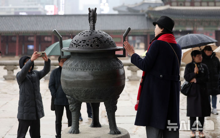[서울=뉴시스] 김선웅 기자 = 23일 서울 종로구 경복궁 근정전에서 열린 향로 복원 기념행사에서 과거 유실된 향로 뚜껑 재현품이 얹혀진 향로가 공개되고 있다. 국가유산청 경복궁관리소는 유실된 경복궁 근정전 향로 뚜껑의 재현품을 제작, 24일부터 온전한 향로 2점을 근정전 양옆에서 상시 공개한다고 밝혔다. 2025.12.23. mangusta@newsis.com
