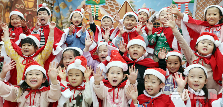  [부산=뉴시스] 하경민 기자 = 크리스마스를 이틀 앞둔 23일 부산 부산진구청 어린이집에서 산타 복장을 한 원생들이 인공 눈을 맞으며 즐거운 시간을 갖고 있다. 2025.12.23. yulnetphoto@newsis.com