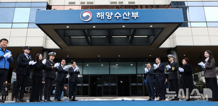 [부산=뉴시스] 최동준 기자 = 이재명 대통령이 23일 부산 동구 해양수산부 청사에서 열린 현판 제막식에서 참석자들과 박수치고 있다. 오른쪽부터 박은혜 해수부 주무관, 이희숙 원조콩나물비빔밥 사장, 이대규 SK해운 선장, 박형준 부산시장, 김성범 해수부 장관 직무대행, 이재명 대통령, 김민석 총리, 구본민 한국해양대학교 학생, 박혜라 씨드(SEA.D) 대표, 윤경희 에이치라인해운 2등 항해사, 윤병철 해수부 주무관. (대통령실통신사진기자단) 2025.12.23. photocdj@newsis.com