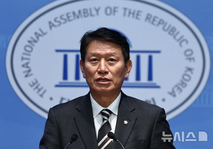 [서울=뉴시스] 김명년 기자 = 조인철 더불어민주당 의원이 23일 오후 서울 여의도 국회 소통관에서 열린 '민주당 보이스피싱 대책 TF 기자회견'에서 발언하고 있다. 2025.12.23. kmn@newsis.com