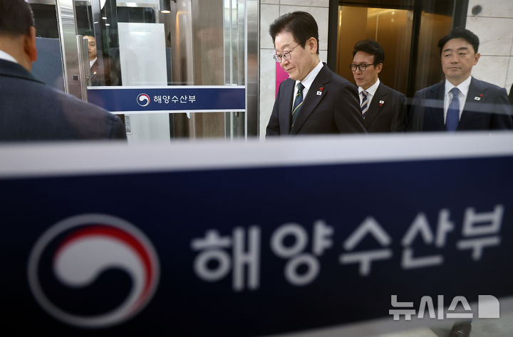 [부산=뉴시스] 최동준 기자 = 이재명 대통령이 23일 부산 동구 해양수산부 청사에서 열린 해수부 업무보고에 입장하고 있다. (대통령실통신사진기자단) 2025.12.23. photocdj@newsis.com