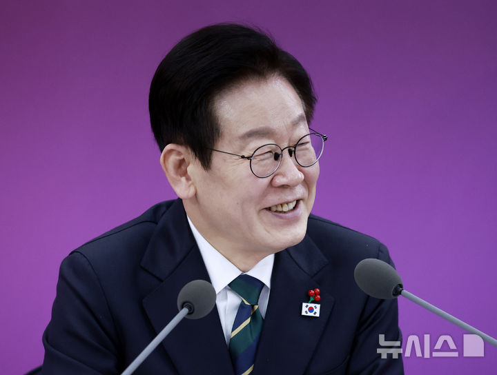 [부산=뉴시스] 최동준 기자 = 이재명 대통령이 23일 부산 동구 해양수산부 청사에서 열린 해수부 업무보고에서 발언하고 있다. 2025.12.23. photocdj@newsis.com