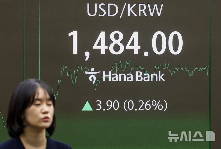 [서울=뉴시스] 정병혁 기자 = 23일 서울 중구 하나은행 딜링룸에서 직원들이 업무를 보고 있다. 이날 서울 외환시장에서 원·달러 환율은 전 거래일(1480.1원)보다 3.5원 오른 1483.6원에 주간 거래를 마감했다. 2025.12.23. jhope@newsis.com