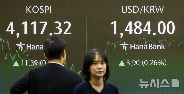 [서울=뉴시스] 정병혁 기자 = 23일 서울 중구 하나은행 딜링룸에서 직원들이 업무를 보고 있다. 이날 코스피는 전 거래일(4105.93)보다 11.39포인트(0.28%) 오른 4117.32에, 코스닥 지수는 전 거래일(929.14)보다 9.58포인트(1.03%) 하락한 919.56에 거래를 종료했다. 서울 외환시장에서 원·달러 환율은 전 거래일(1480.1원)보다 3.5원 오른 1483.6원에 주간 거래를 마감했다. 2025.12.23. jhope@newsis.com