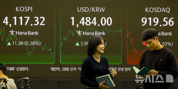 [서울=뉴시스] 정병혁 기자 = 23일 서울 중구 하나은행 딜링룸에서 직원들이 업무를 보고 있다.이날 코스피는 전 거래일(4105.93)보다 11.39포인트(0.28%) 오른 4117.32에, 코스닥 지수는 전 거래일(929.14)보다 9.58포인트(1.03%) 하락한 919.56에 거래를 종료했다.서울 외환시장에서 원·달러 환율은 전 거래일(1480.1원)보다 3.5원 오른 1483.6원에 주간 거래를 마감했다. 2025.12.23. jhope@newsis.com