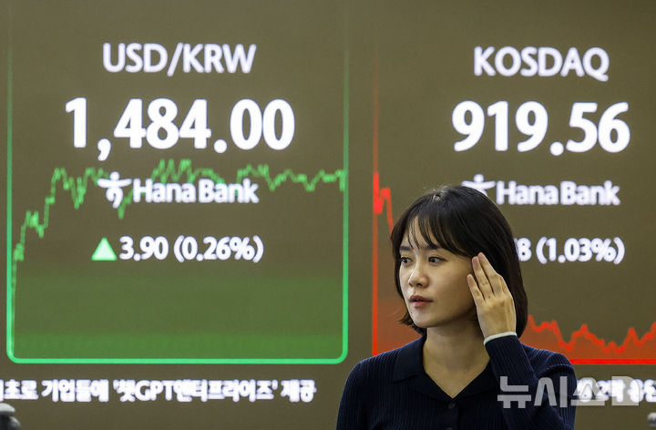 [서울=뉴시스] 정병혁 기자 = 23일 서울 중구 하나은행 딜링룸에서 직원들이 업무를 보고 있다.이날 코스피는 전 거래일(4105.93)보다 11.39포인트(0.28%) 오른 4117.32에, 코스닥 지수는 전 거래일(929.14)보다 9.58포인트(1.03%) 하락한 919.56에 거래를 종료했다.서울 외환시장에서 원·달러 환율은 전 거래일(1480.1원)보다 3.5원 오른 1483.6원에 주간 거래를 마감했다. 2025.12.23. jhope@newsis.com