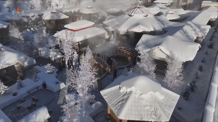 [서울=뉴시스] 북한조선중앙TV는 김정은 북한 국무위원장이 딸 주애와 함께 지난 20일 양강도 삼지연관광지구 이깔·밀영 호텔 준공식에 참석했다고 23일 보도했다. 사진은 밀영호텔. (사진=조선중앙TV 캡쳐) 2025.12.23. photo@newsis.com *재판매 및 DB 금지