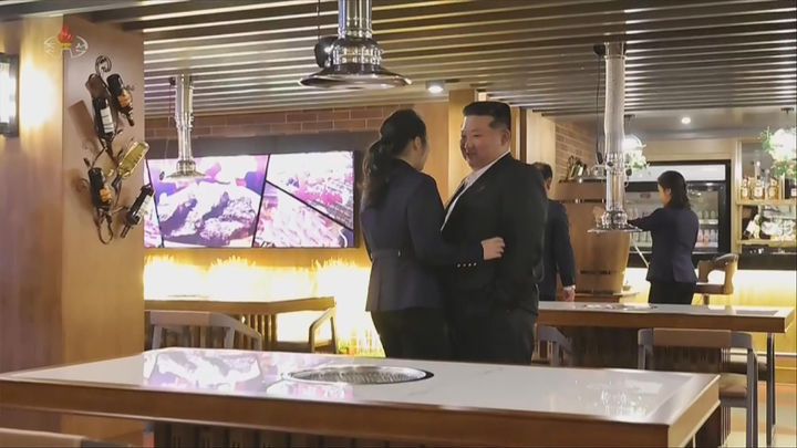 [서울=뉴시스] 북한조선중앙TV는 김정은 북한 국무위원장이 딸 주애와 함께 지난 20일 양강도 삼지연관광지구 이깔·밀영 호텔 준공식에 참석했다고 23일 보도했다. (사진=조선중앙TV 캡쳐) 2025.12.23. photo@newsis.com *재판매 및 DB 금지