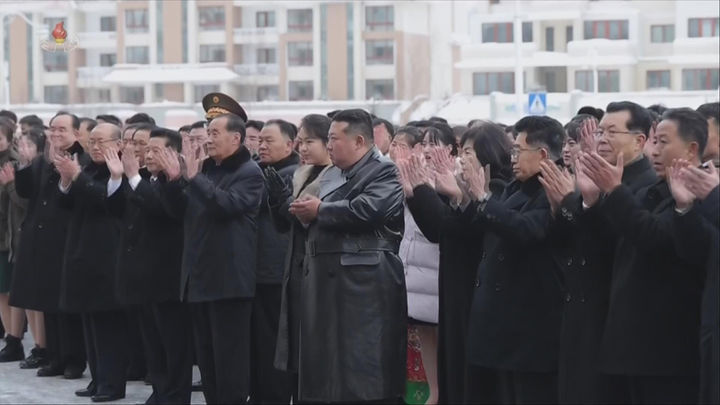 [서울=뉴시스] 북한조선중앙TV는 김정은 북한 국무위원장이 딸 주애와 함께 지난 20일 양강도 삼지연관광지구 이깔·밀영 호텔 준공식에 참석했다고 23일 보도했다. 사진은 이깔 호텔 준공식 참석한 김정은 위원장과 딸 주애. (사진=조선중앙TV 캡쳐) 2025.12.23. photo@newsis.com *재판매 및 DB 금지